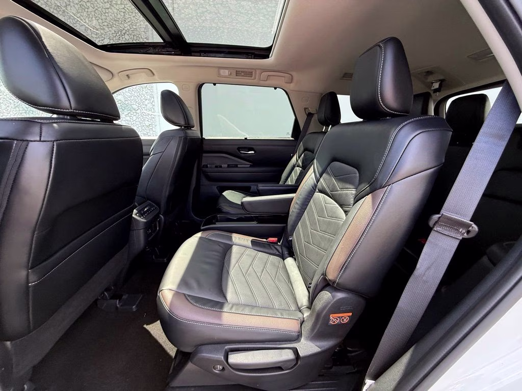 2023 Pearl White Tricoat Nissan Pathfinder Platinum 4X4 SUV
