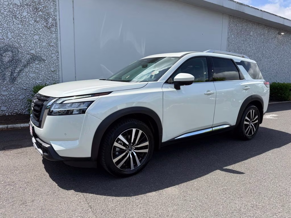 2023 Pearl White Tricoat Nissan Pathfinder Platinum 4X4 SUV