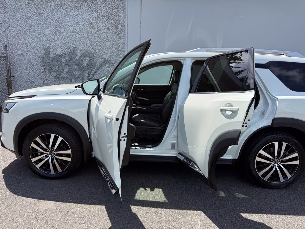 2023 Pearl White Tricoat Nissan Pathfinder Platinum 4X4 SUV