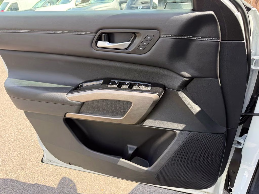 2023 Pearl White Tricoat Nissan Pathfinder Platinum 4X4 SUV