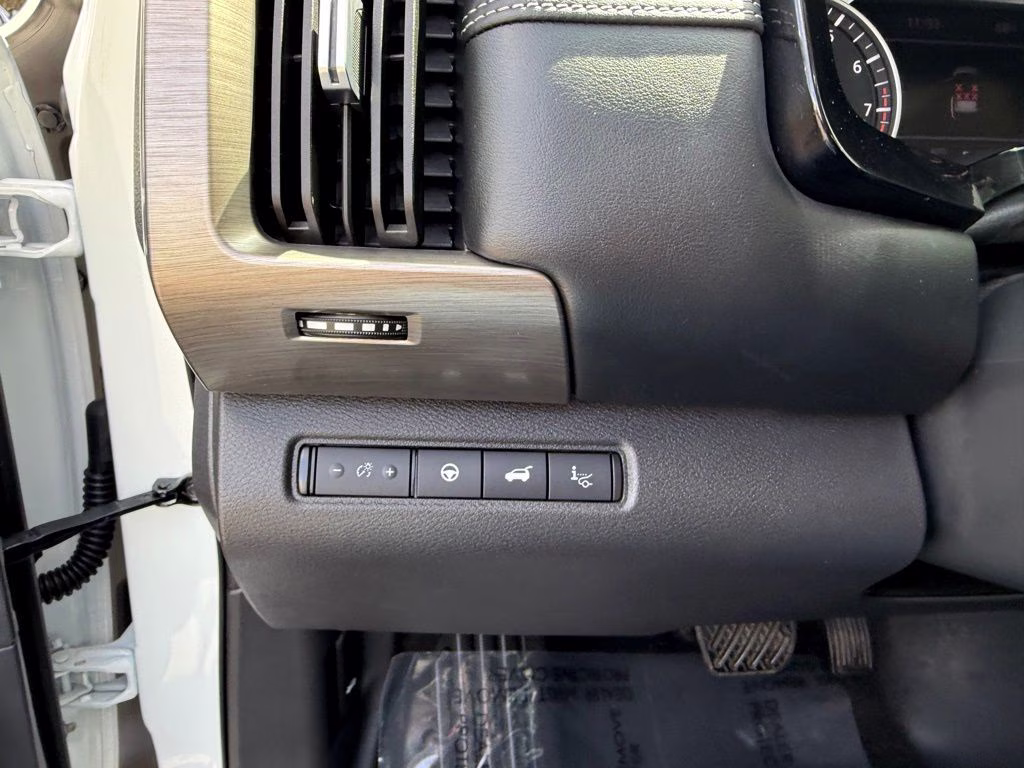 2023 Pearl White Tricoat Nissan Pathfinder Platinum 4X4 SUV