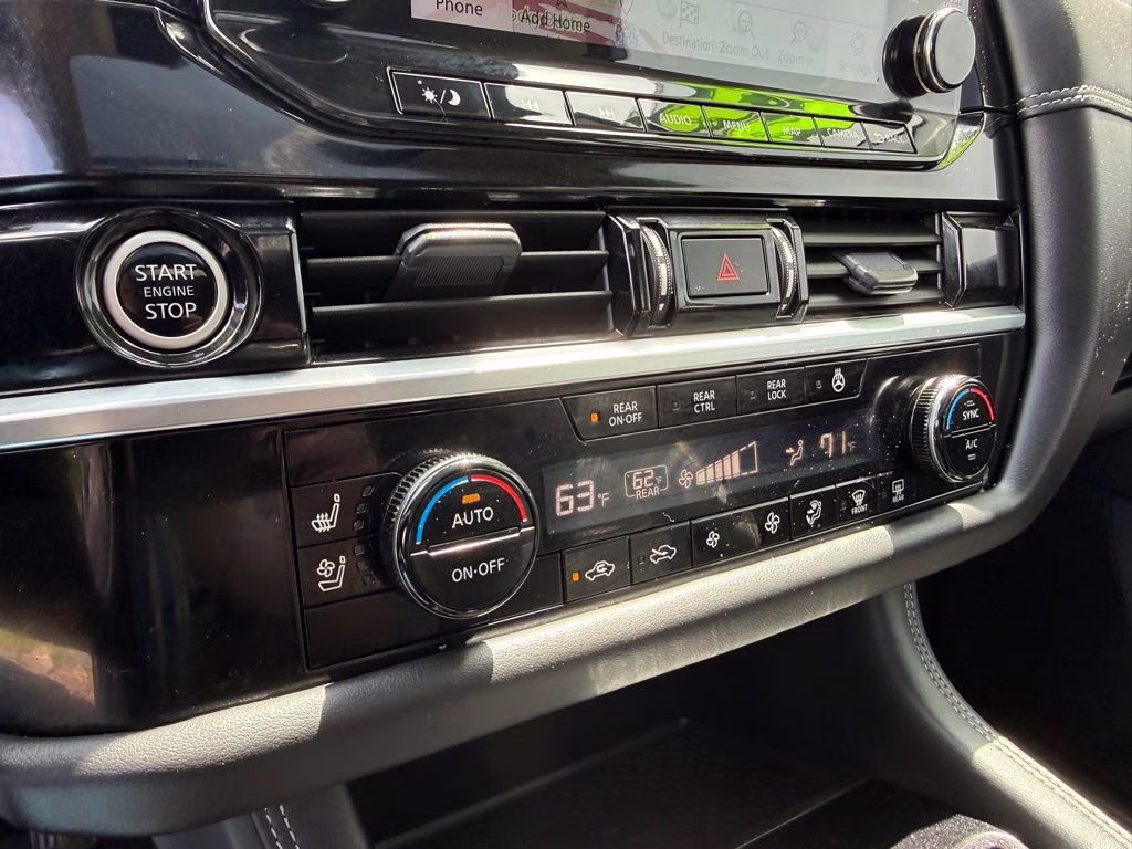 2023 Pearl White Tricoat Nissan Pathfinder Platinum 4X4 SUV