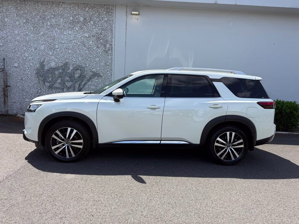2023 Pearl White Tricoat Nissan Pathfinder Platinum 4X4 SUV