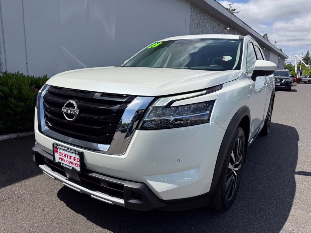 2023 Pearl White Tricoat Nissan Pathfinder Platinum 4X4 SUV