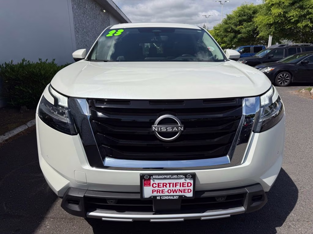 2023 Pearl White Tricoat Nissan Pathfinder Platinum 4X4 SUV