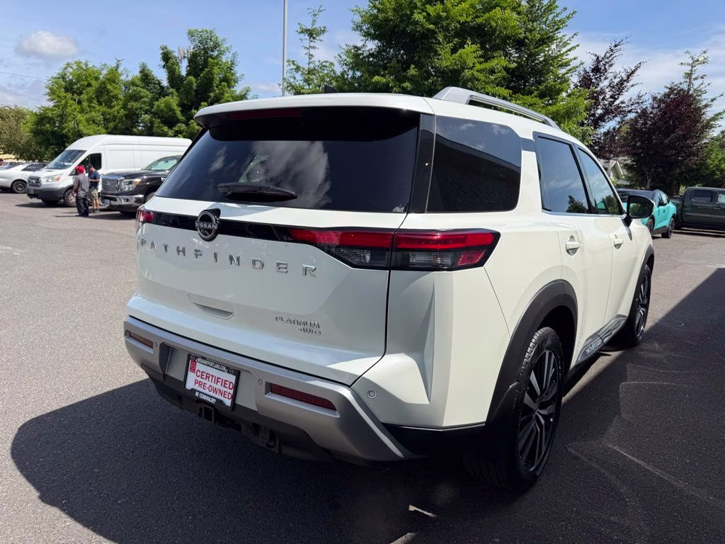 2023 Pearl White Tricoat Nissan Pathfinder Platinum 4X4 SUV
