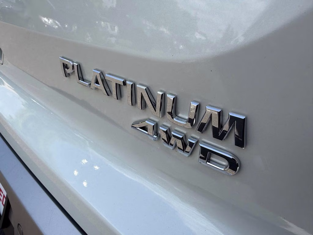 2023 Pearl White Tricoat Nissan Pathfinder Platinum 4X4 SUV