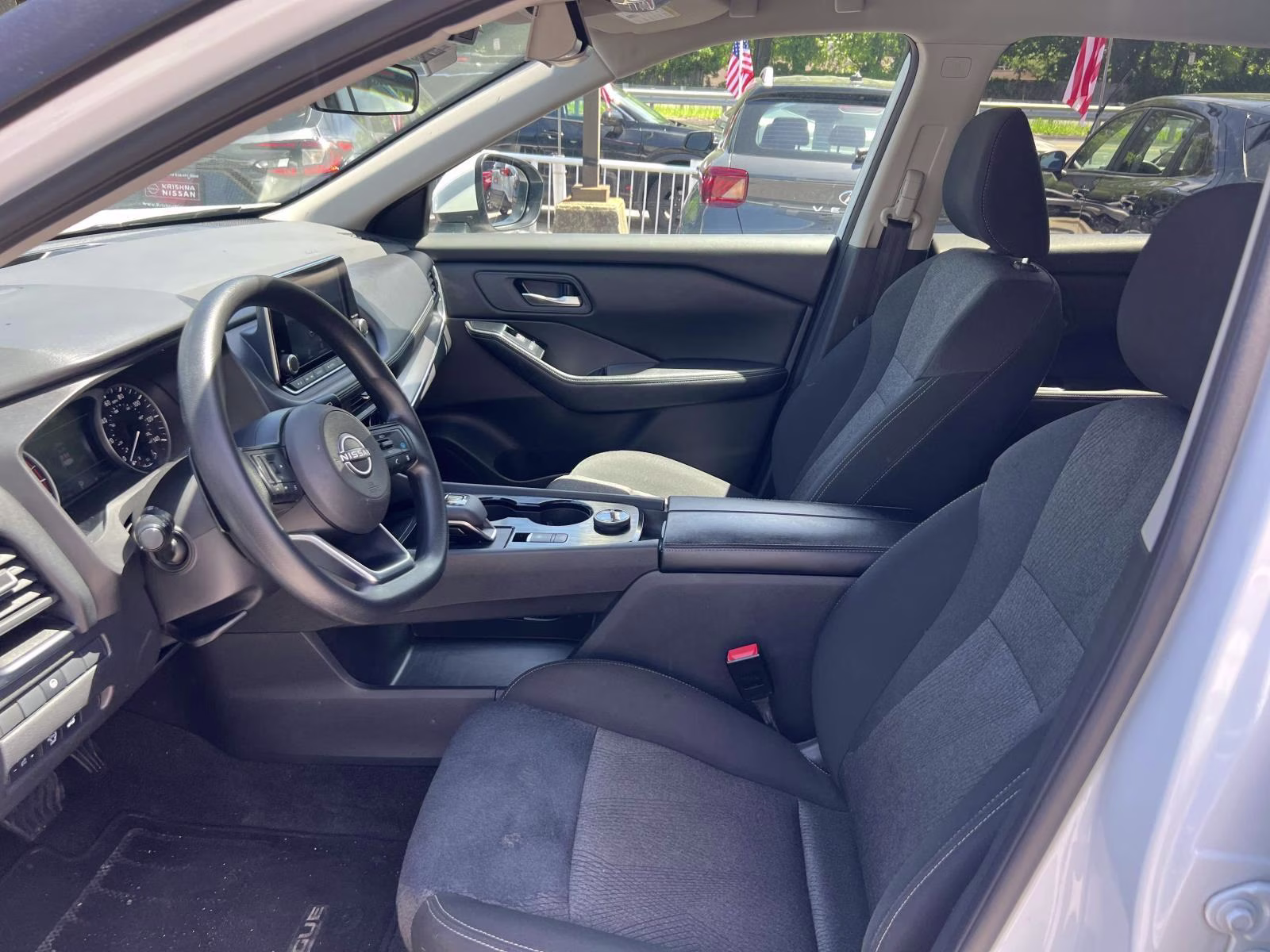 2024 White/off-white Nissan Rogue SV AWD SUV