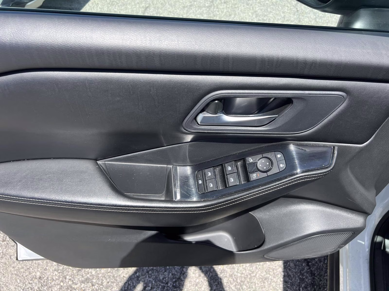 2024 White/off-white Nissan Rogue SV AWD SUV