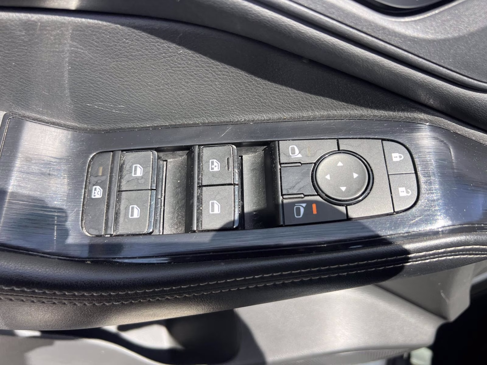 2024 White/off-white Nissan Rogue SV AWD SUV