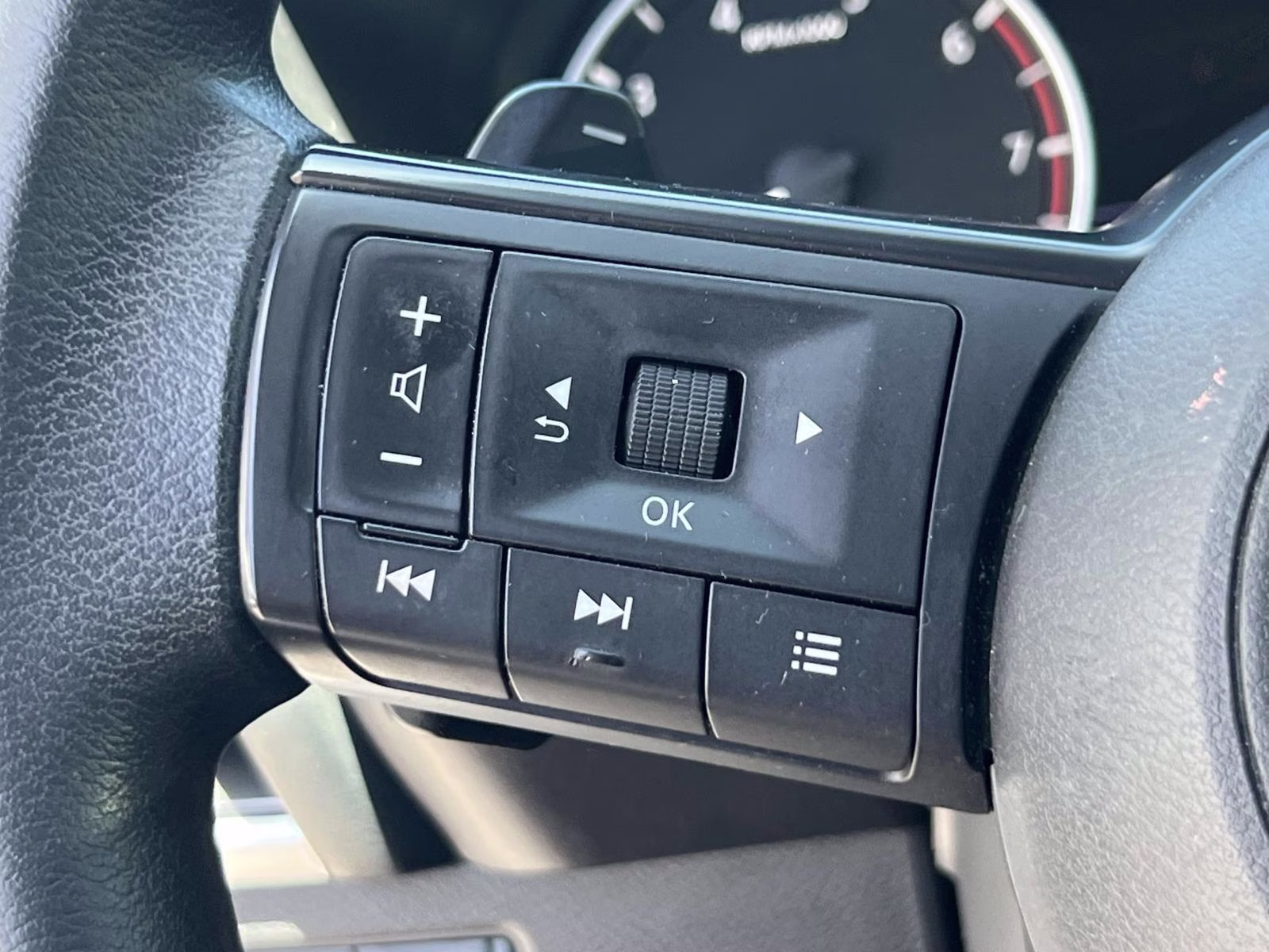 2024 White/off-white Nissan Rogue SV AWD SUV