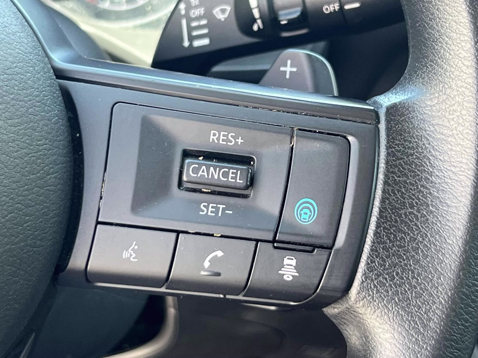 2024 White/off-white Nissan Rogue SV AWD SUV
