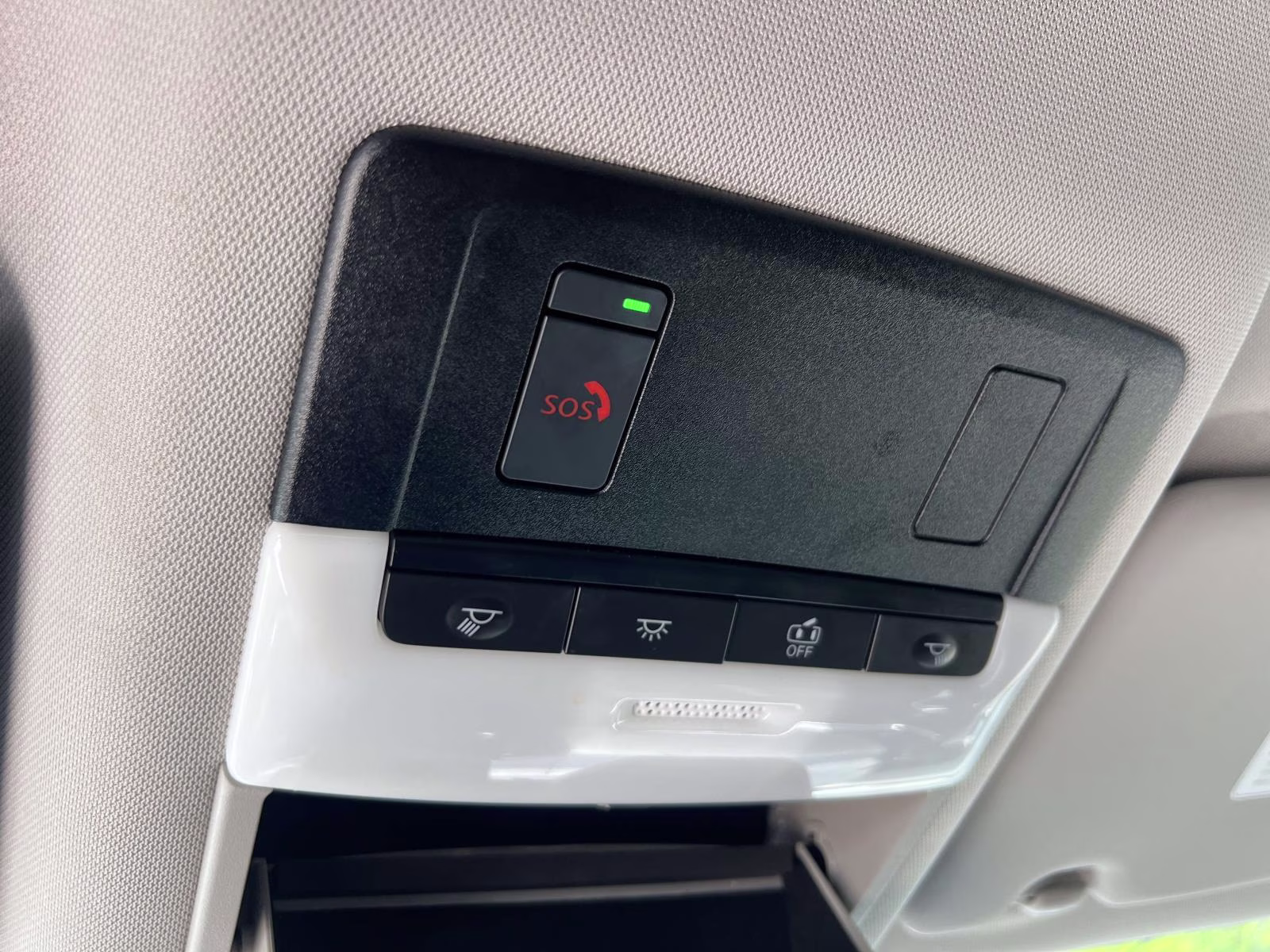 2024 White/off-white Nissan Rogue SV AWD SUV
