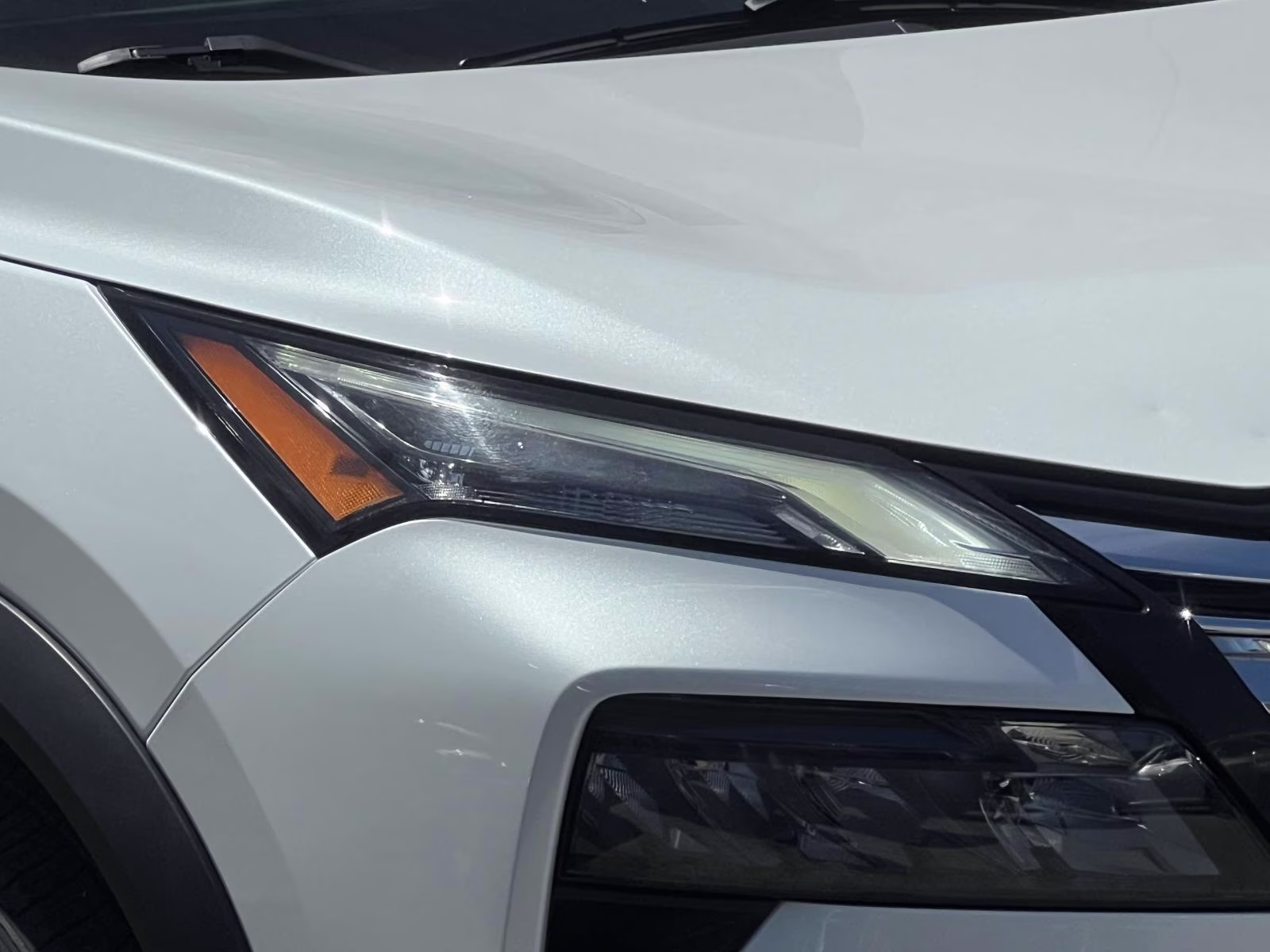 2024 White/off-white Nissan Rogue SV AWD SUV