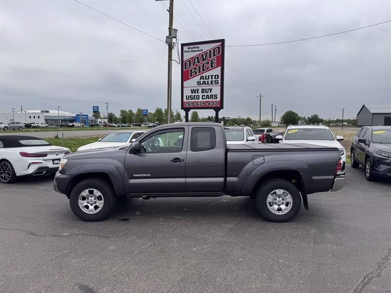 2014 Magnetic Gray Metallic Toyota Tacoma V6 4X4 Truck