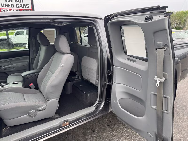 2014 Magnetic Gray Metallic Toyota Tacoma V6 4X4 Truck