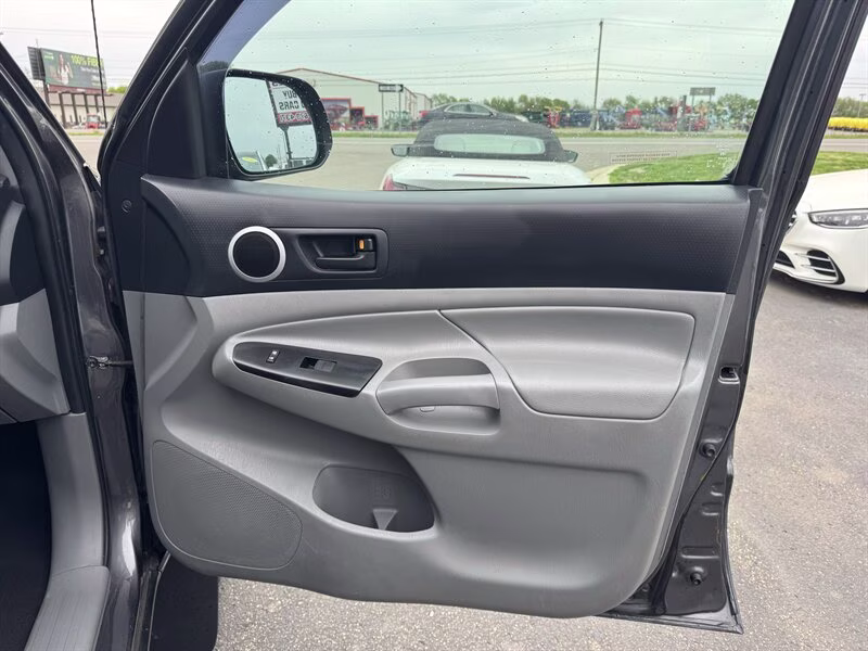 2014 Magnetic Gray Metallic Toyota Tacoma V6 4X4 Truck