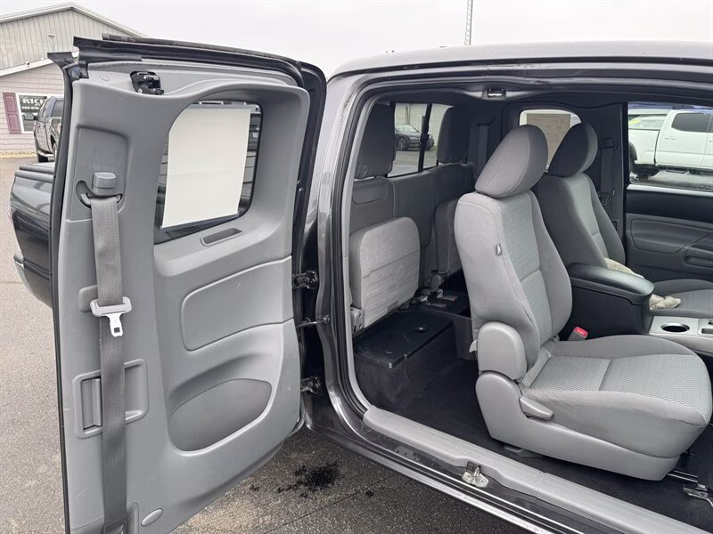 2014 Magnetic Gray Metallic Toyota Tacoma V6 4X4 Truck