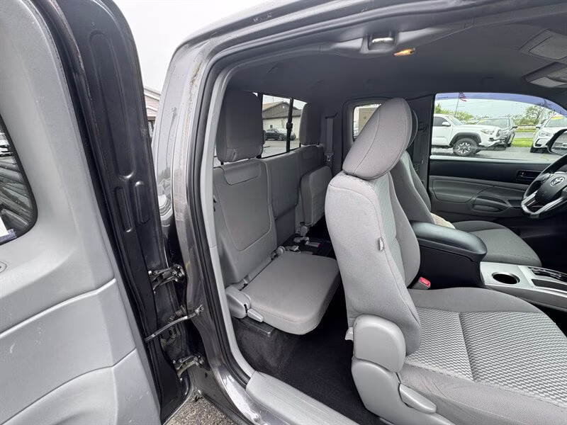 2014 Magnetic Gray Metallic Toyota Tacoma V6 4X4 Truck