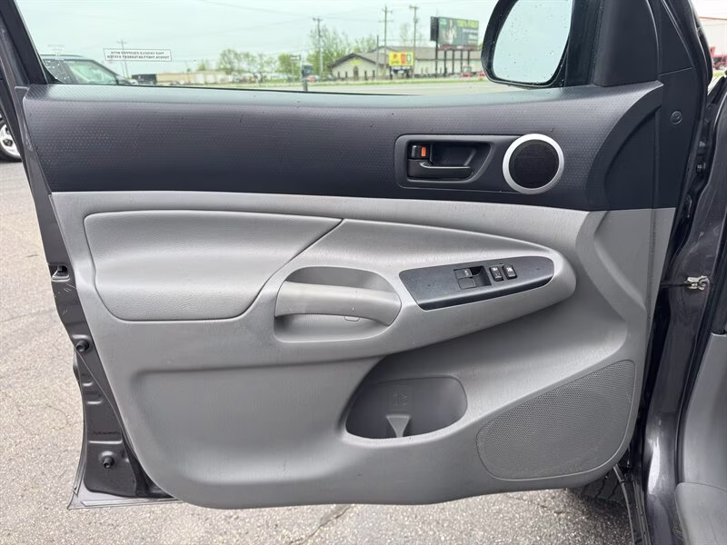 2014 Magnetic Gray Metallic Toyota Tacoma V6 4X4 Truck