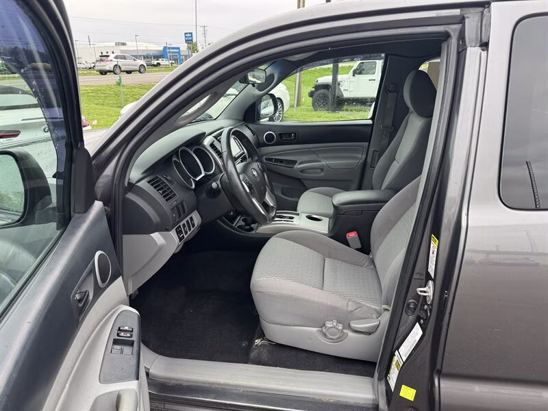 2014 Magnetic Gray Metallic Toyota Tacoma V6 4X4 Truck