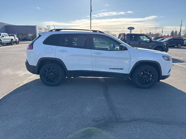 2023 Bright White Clearcoat Jeep Cherokee Altitude 4X4 SUV