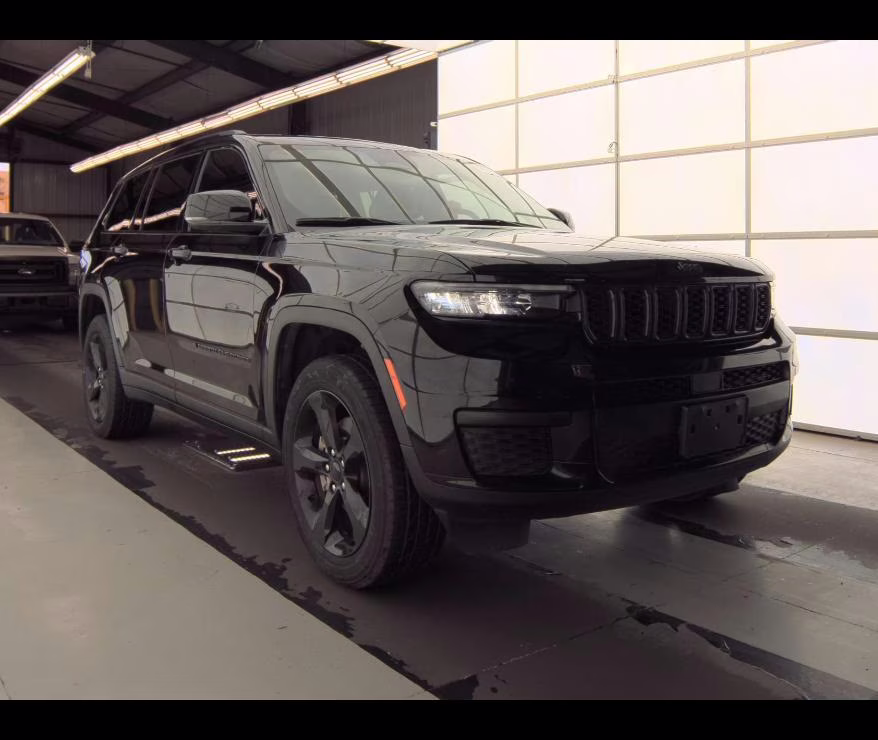 2023 Diamond Black Crystal Pearlcoat Jeep Grand Cherokee L Altitude 4X4 SUV