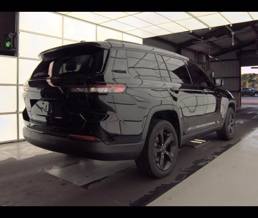 2023 Diamond Black Crystal Pearlcoat Jeep Grand Cherokee L Altitude 4X4 SUV