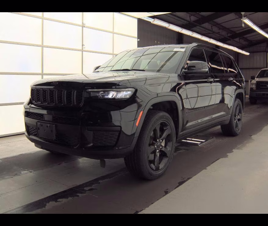2023 Diamond Black Crystal Pearlcoat Jeep Grand Cherokee L Altitude 4X4 SUV