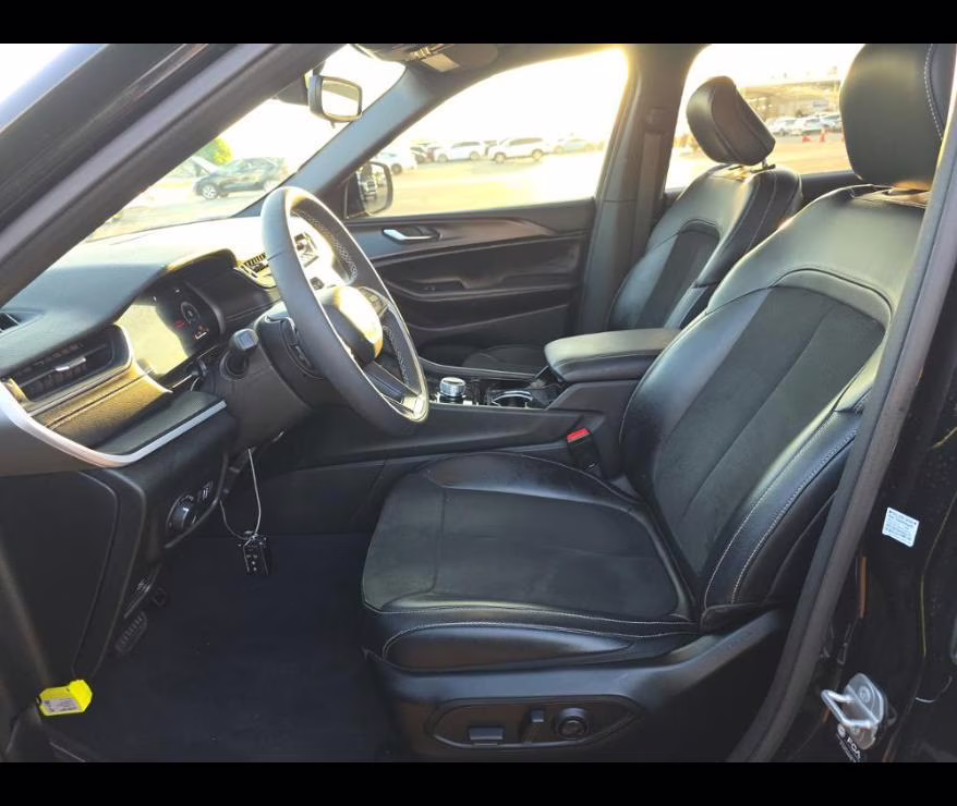 2023 Diamond Black Crystal Pearlcoat Jeep Grand Cherokee L Altitude 4X4 SUV