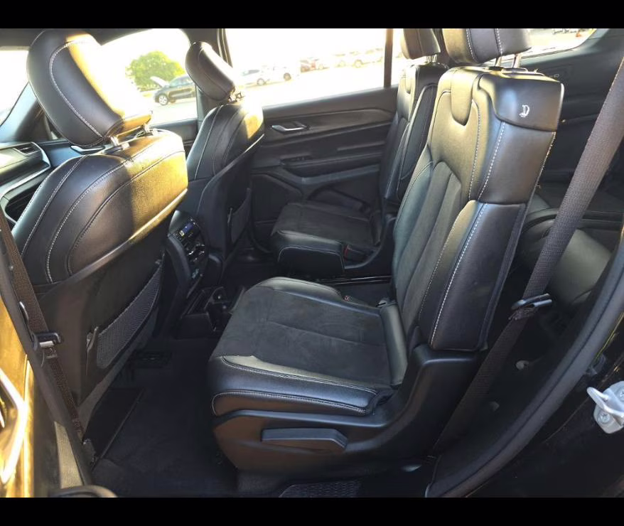 2023 Diamond Black Crystal Pearlcoat Jeep Grand Cherokee L Altitude 4X4 SUV