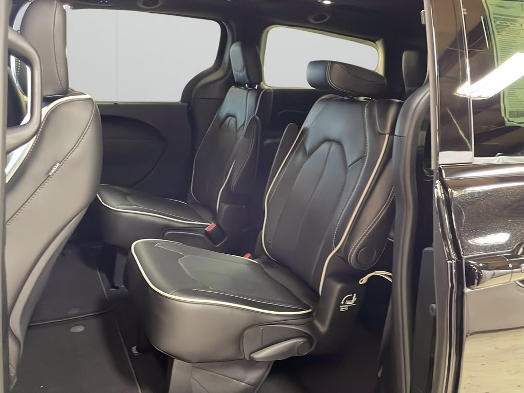 2027 Diamond Black Crystal Pearlcoat Chrysler Pacifica Limited AWD Van