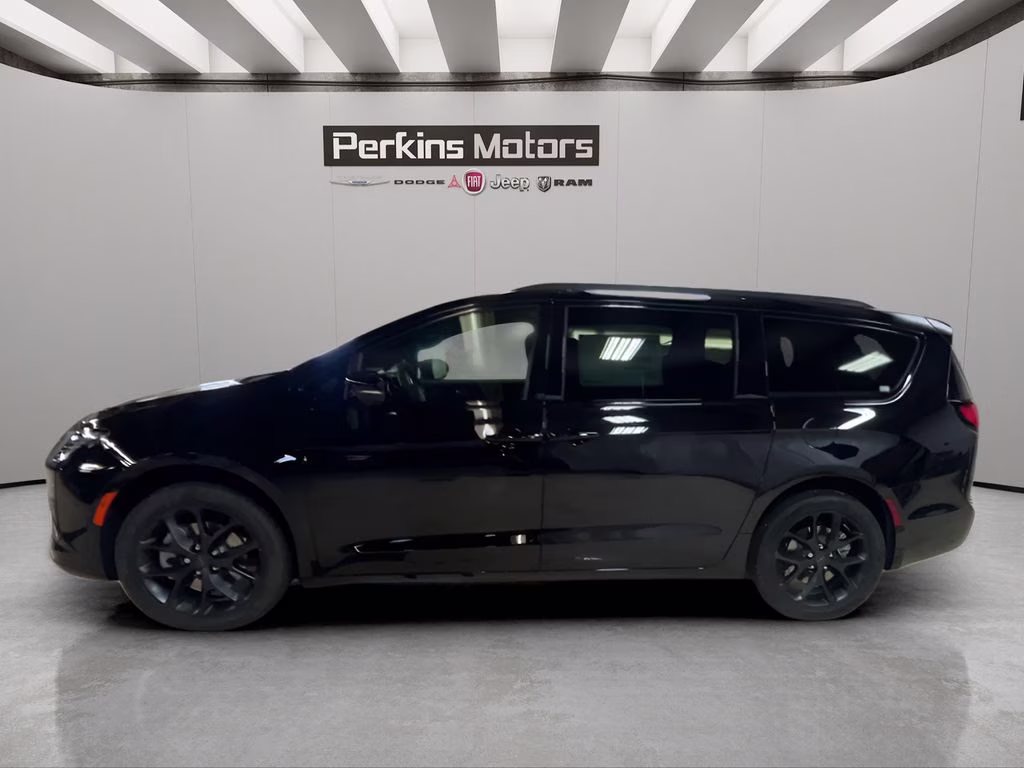 2027 Diamond Black Crystal Pearlcoat Chrysler Pacifica Limited AWD Van