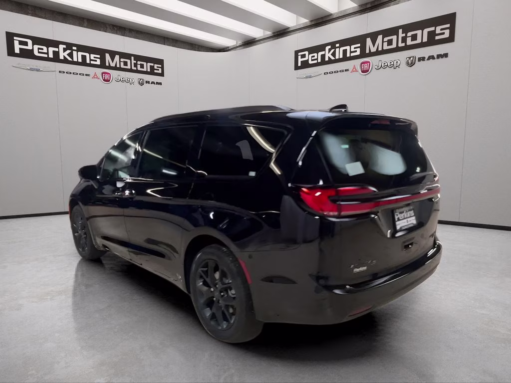 2027 Diamond Black Crystal Pearlcoat Chrysler Pacifica Limited AWD Van