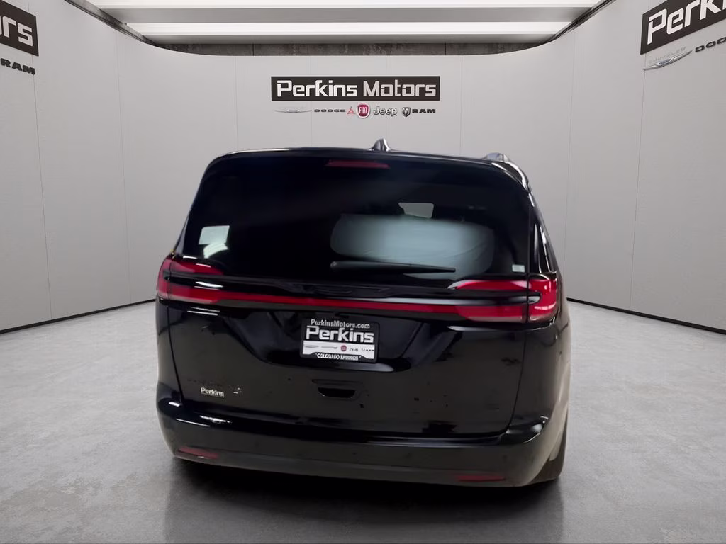 2027 Diamond Black Crystal Pearlcoat Chrysler Pacifica Limited AWD Van