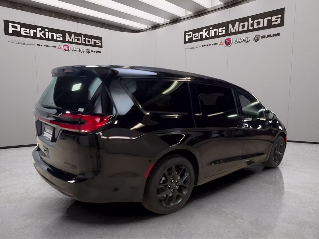 2027 Diamond Black Crystal Pearlcoat Chrysler Pacifica Limited AWD Van