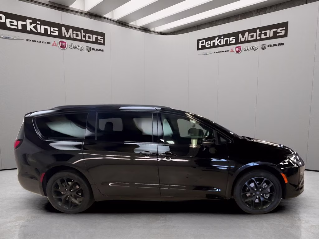 2027 Diamond Black Crystal Pearlcoat Chrysler Pacifica Limited AWD Van