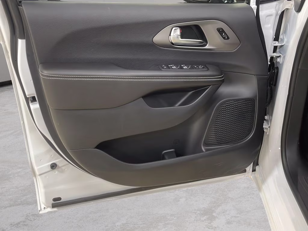 2027 Bright White Clearcoat Chrysler Pacifica Limited AWD Van