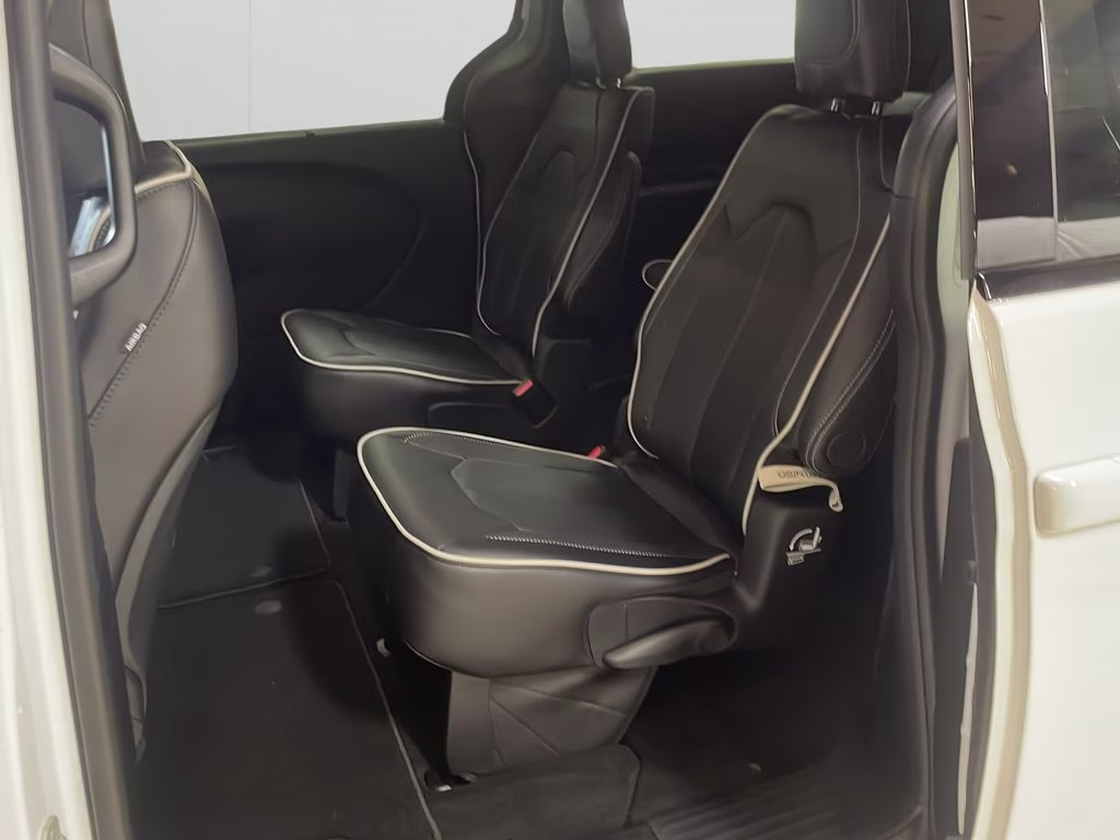 2027 Bright White Clearcoat Chrysler Pacifica Limited AWD Van