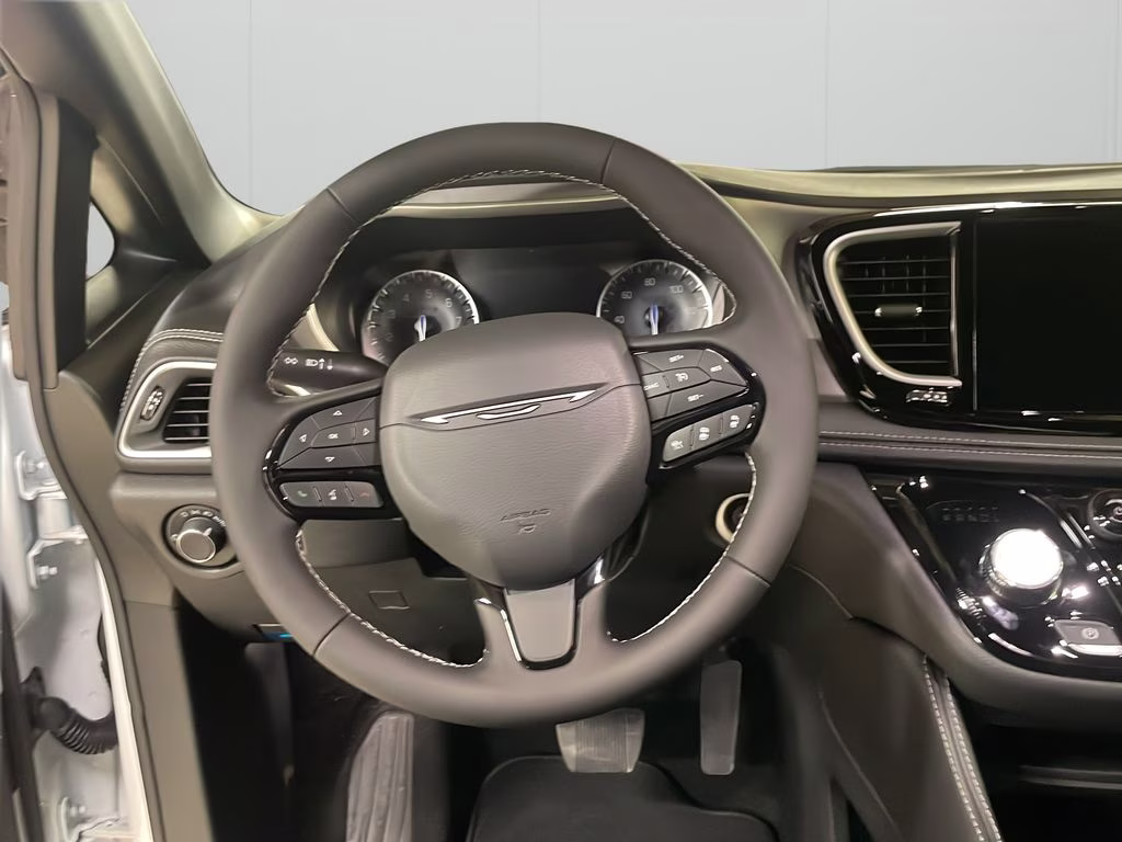 2027 Bright White Clearcoat Chrysler Pacifica Limited AWD Van
