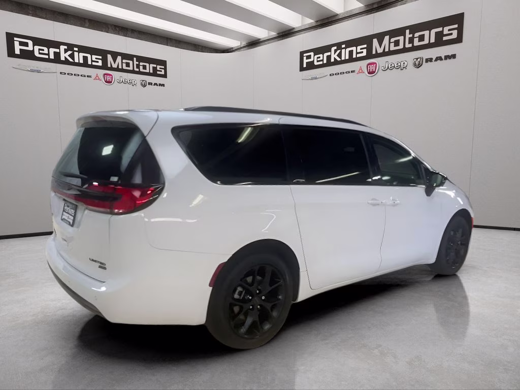 2027 Bright White Clearcoat Chrysler Pacifica Limited AWD Van