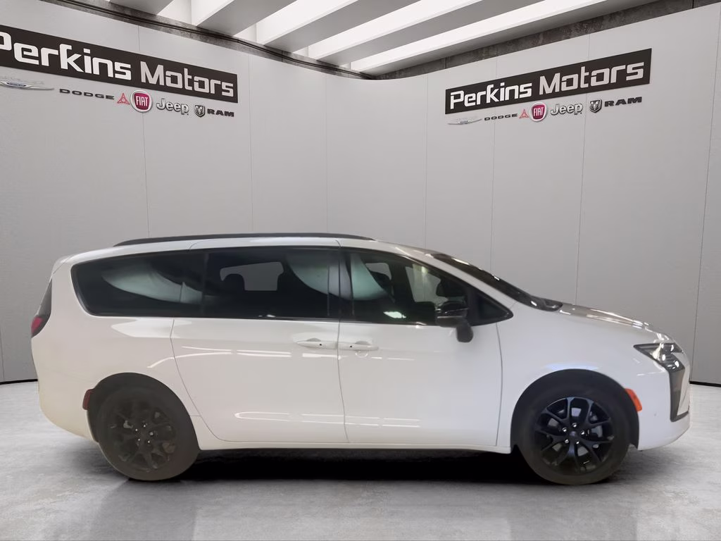 2027 Bright White Clearcoat Chrysler Pacifica Limited AWD Van