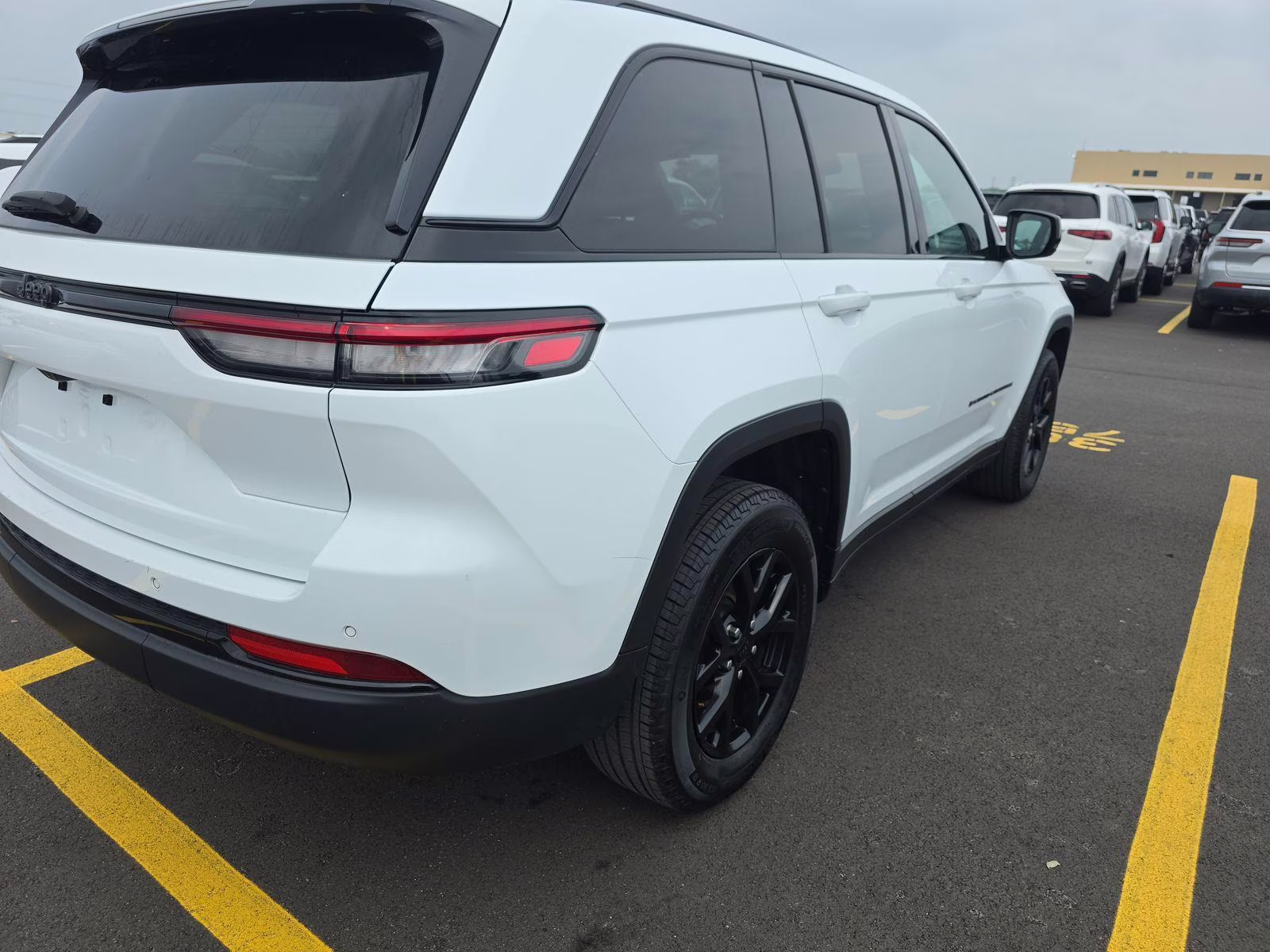 2025 Bright White Clearcoat Jeep Grand Cherokee Altitude 4X4 SUV