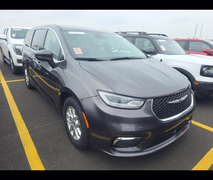 2023 Granite Crystal Metallic Clearcoat Chrysler Pacifica Touring L FWD Van