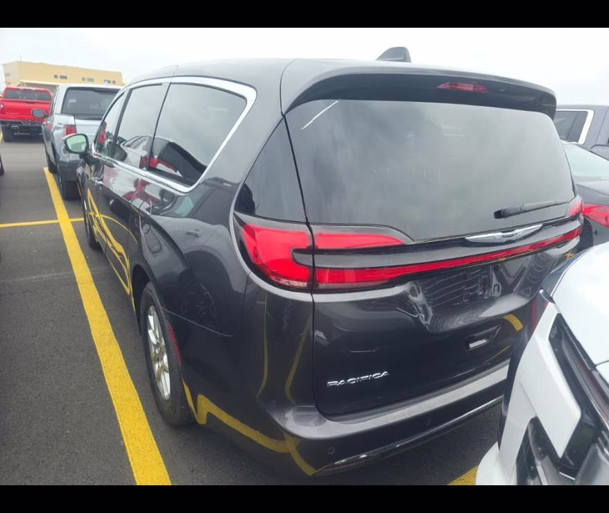 2023 Granite Crystal Metallic Clearcoat Chrysler Pacifica Touring L FWD Van