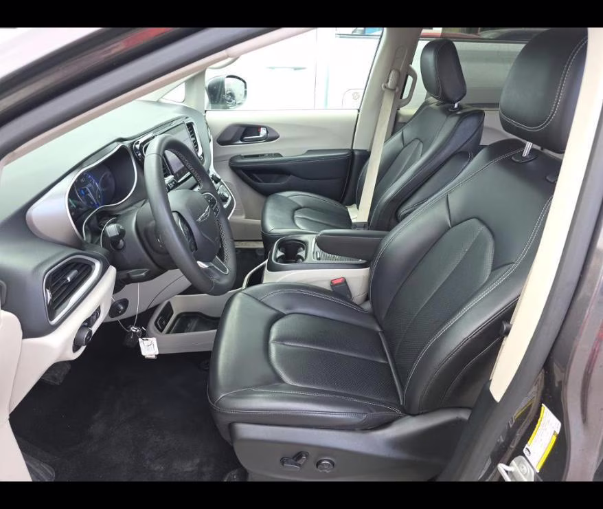 2023 Granite Crystal Metallic Clearcoat Chrysler Pacifica Touring L FWD Van