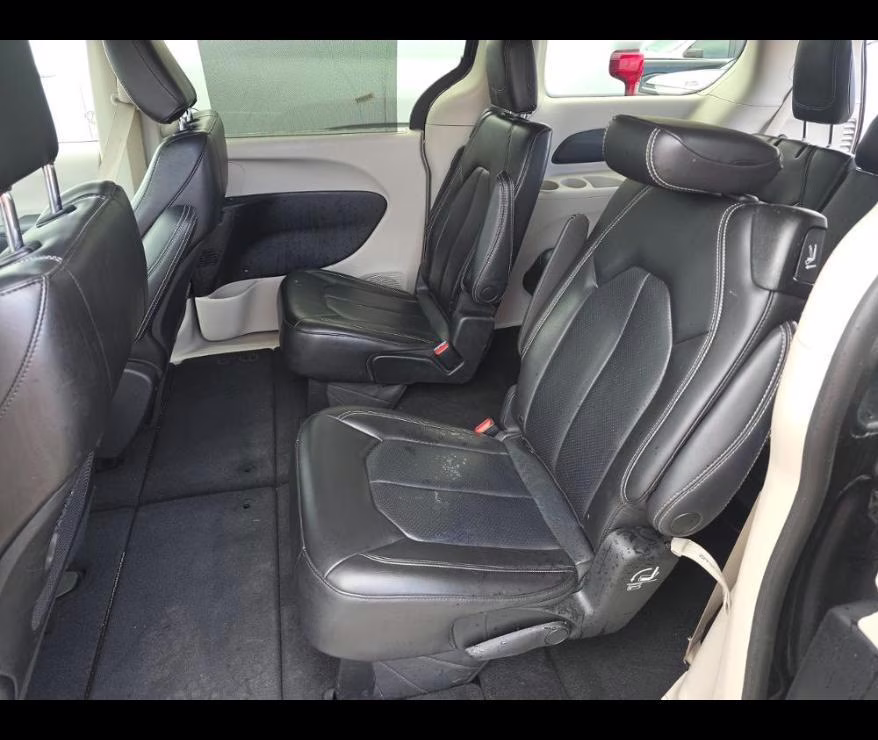 2023 Granite Crystal Metallic Clearcoat Chrysler Pacifica Touring L FWD Van