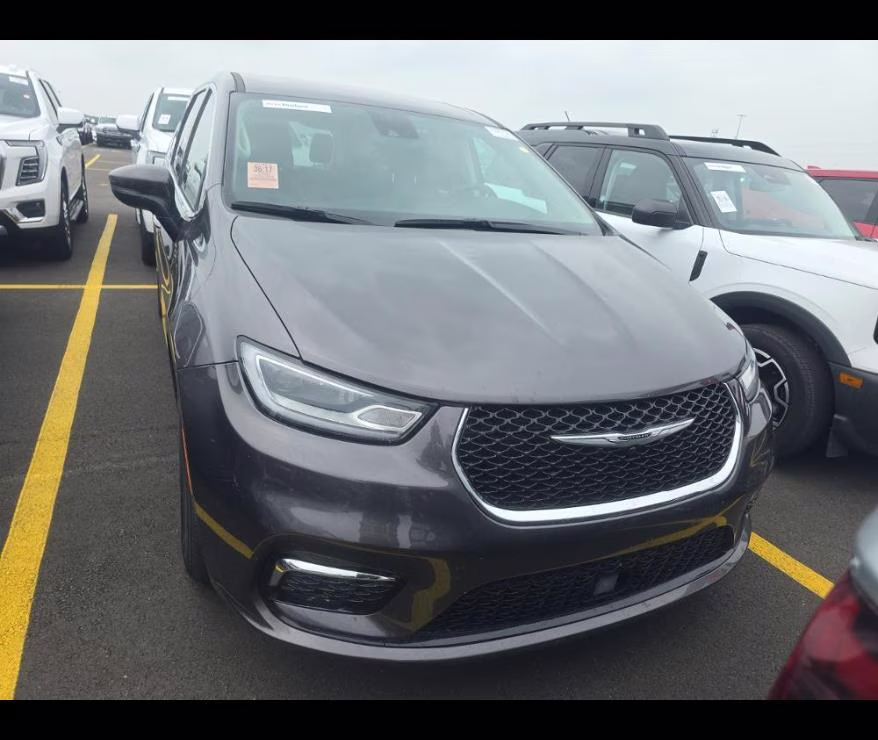 2023 Granite Crystal Metallic Clearcoat Chrysler Pacifica Touring L FWD Van
