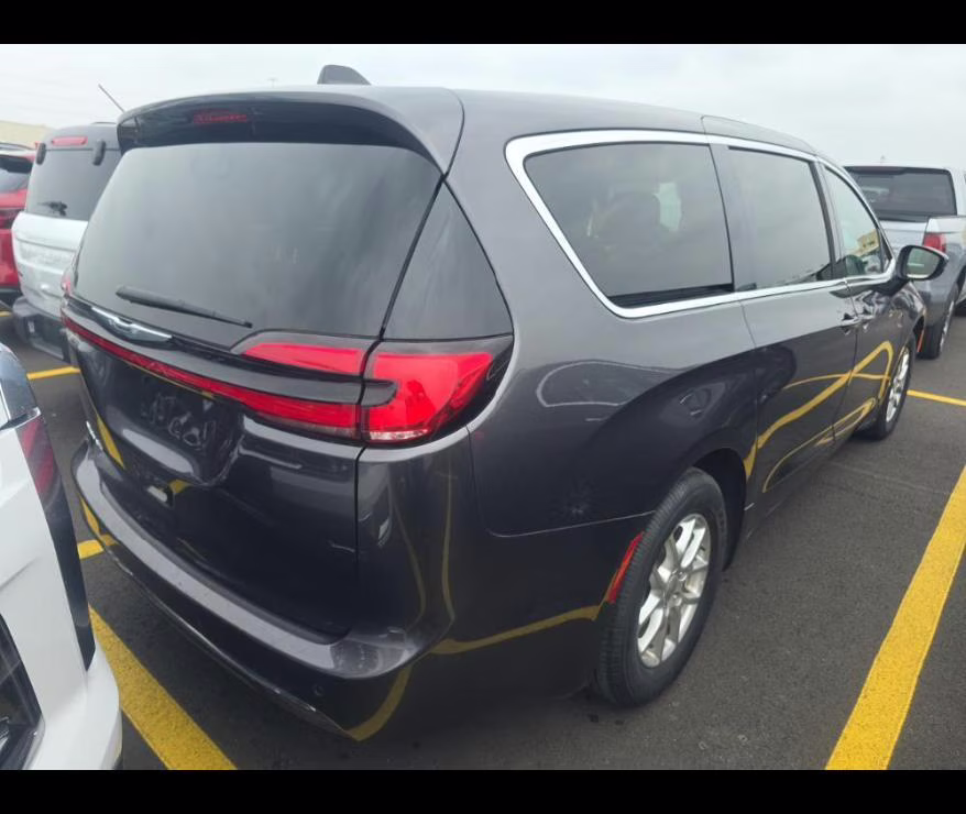 2023 Granite Crystal Metallic Clearcoat Chrysler Pacifica Touring L FWD Van