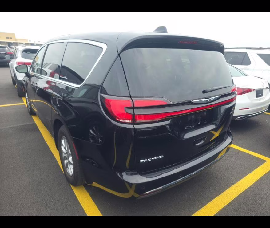 2024 Diamond Black Crystal Pearlcoat Chrysler Pacifica Touring L FWD Van